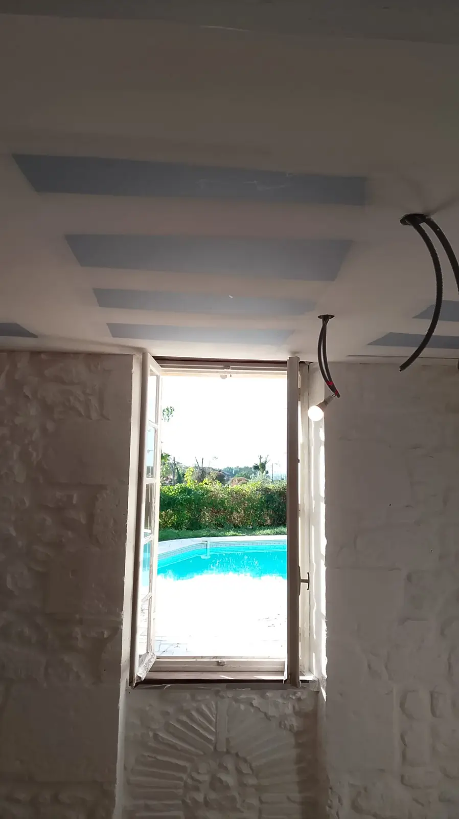 Bandes et préparation d’un plafond avant finition