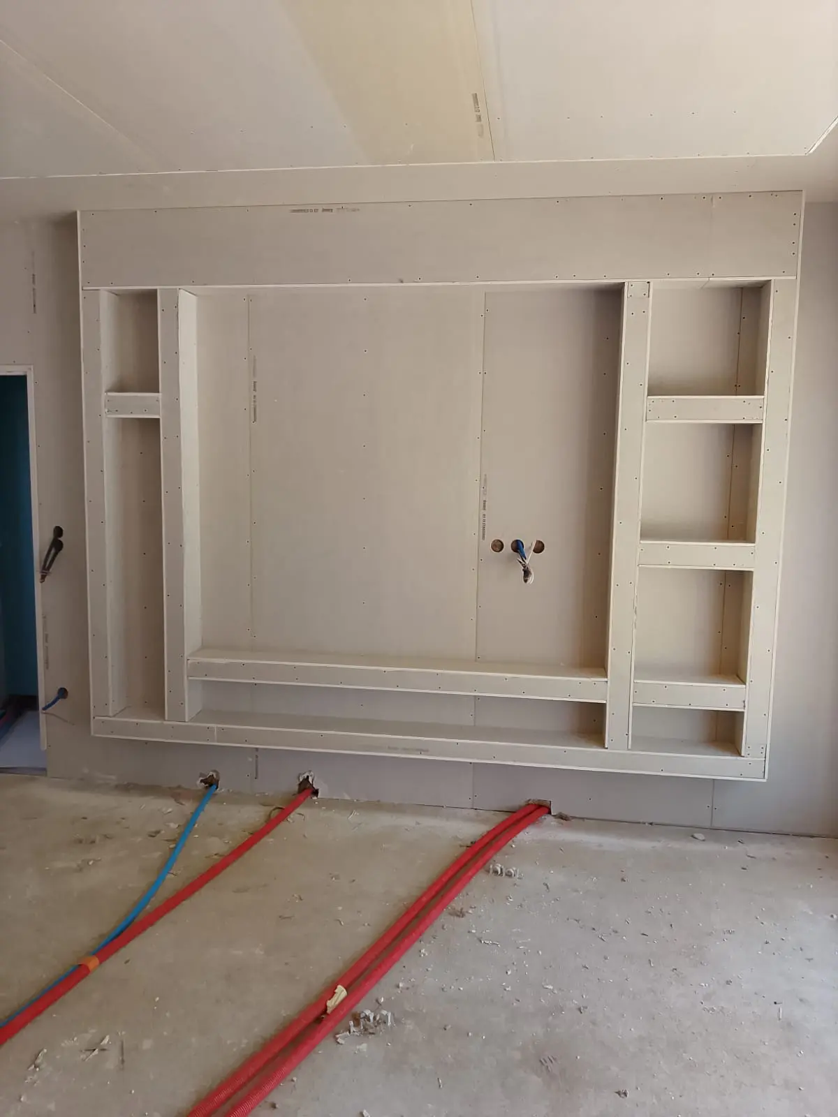Meuble TV en placo réalisé sur mesure sur un chantier