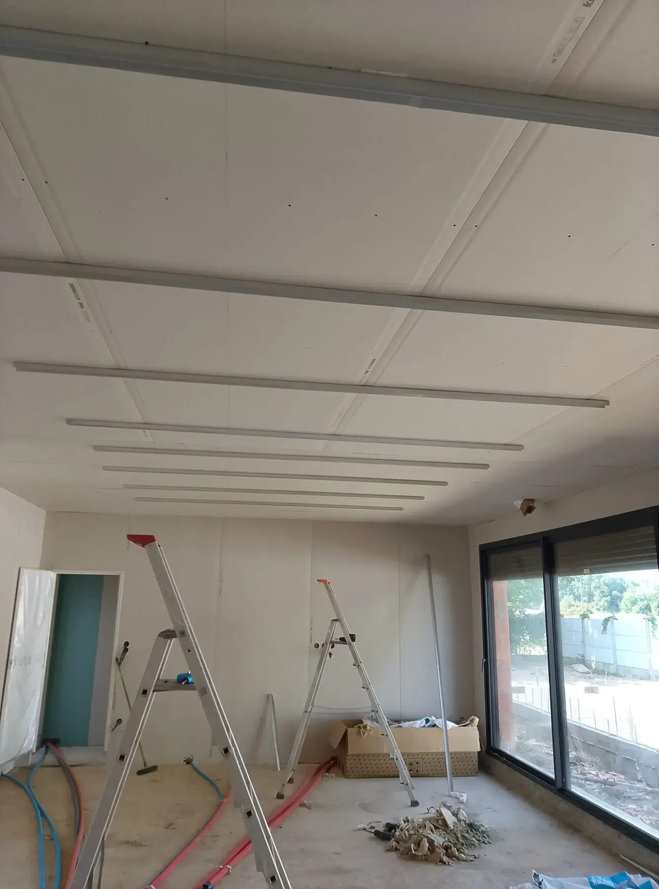 Ossature métallique d’un plafond en cours de réalisation