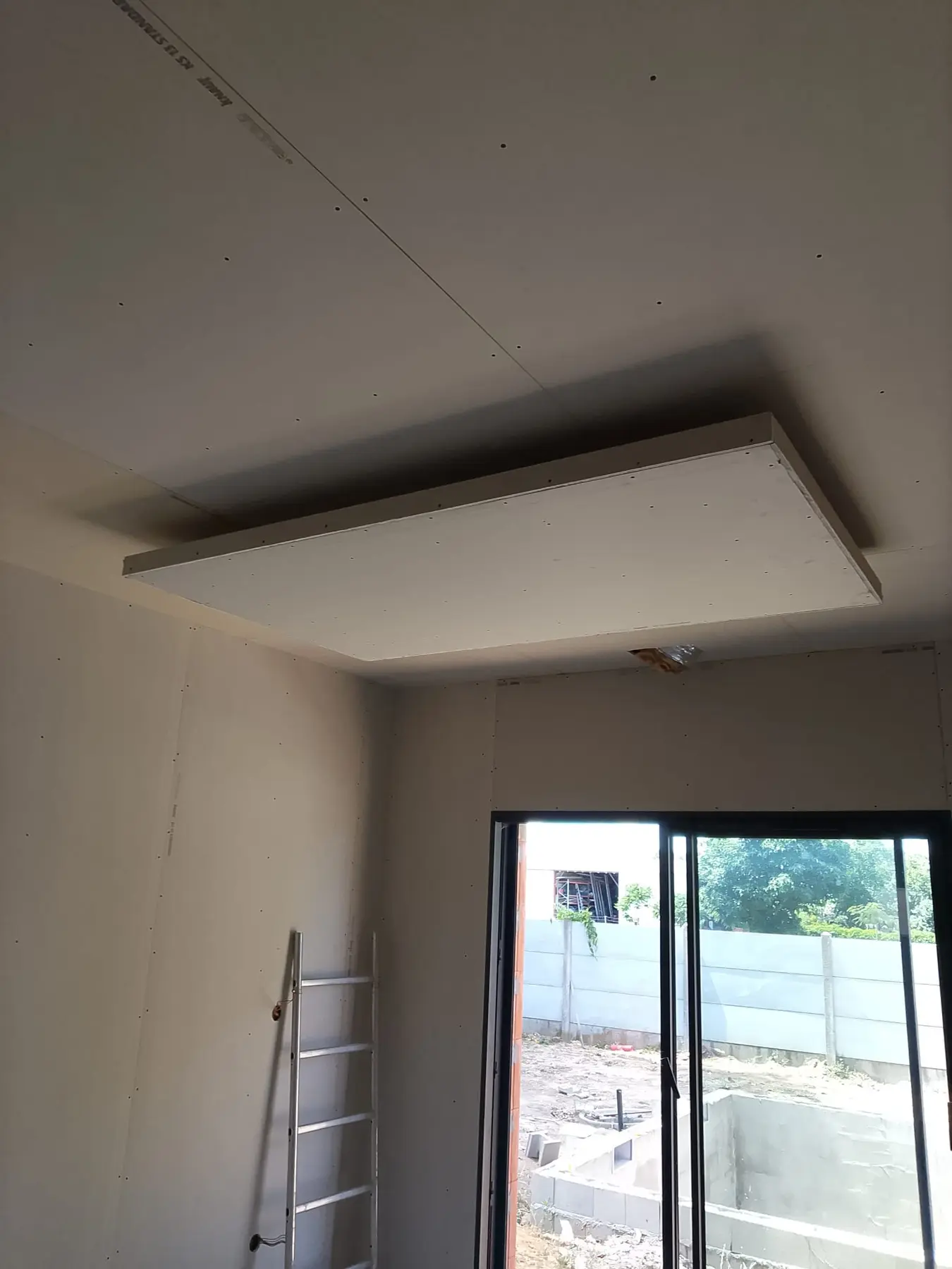 Plafond suspendu en cours de réalisation