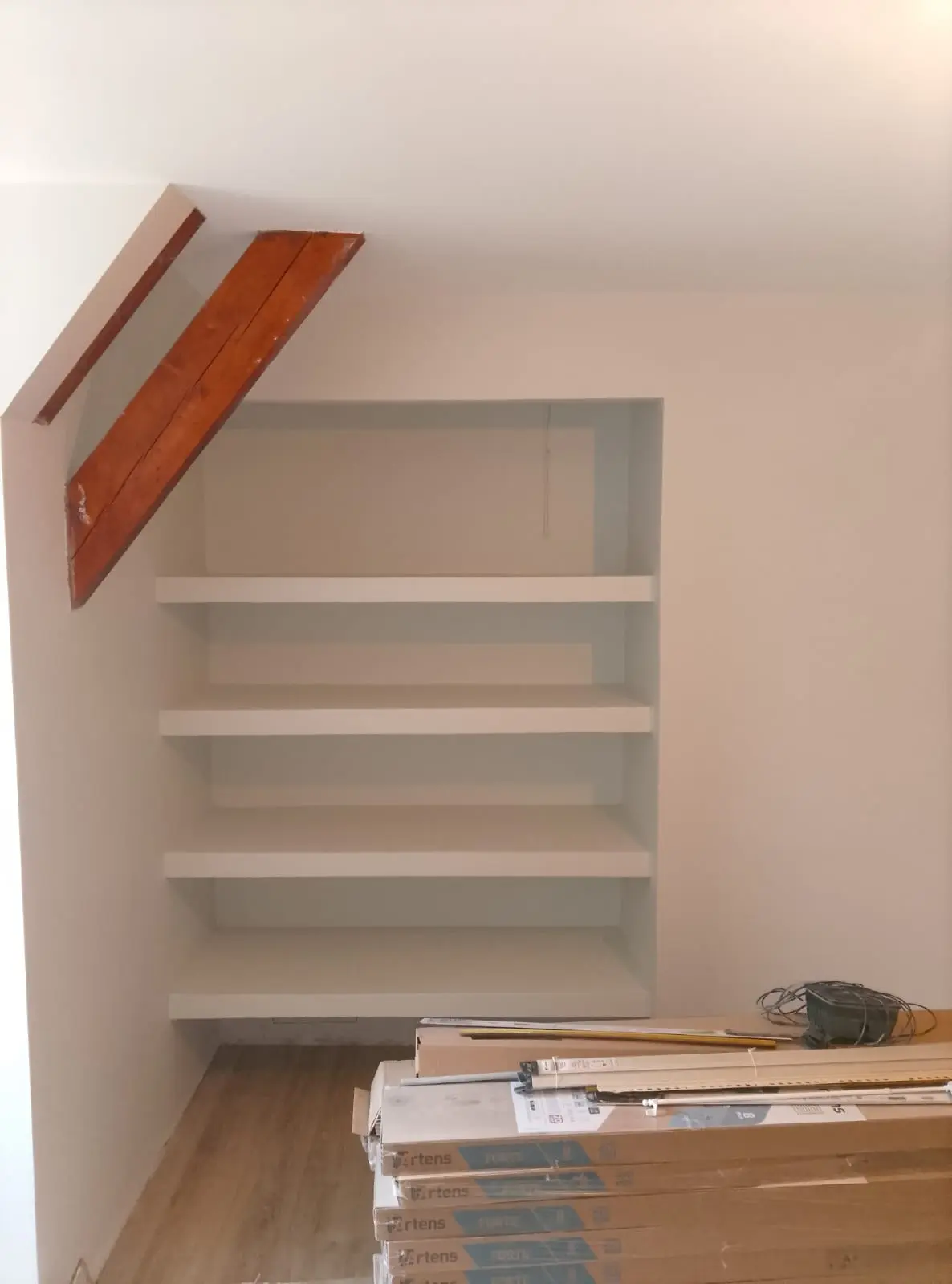 Rangements sur mesure intégrés sous une poutre